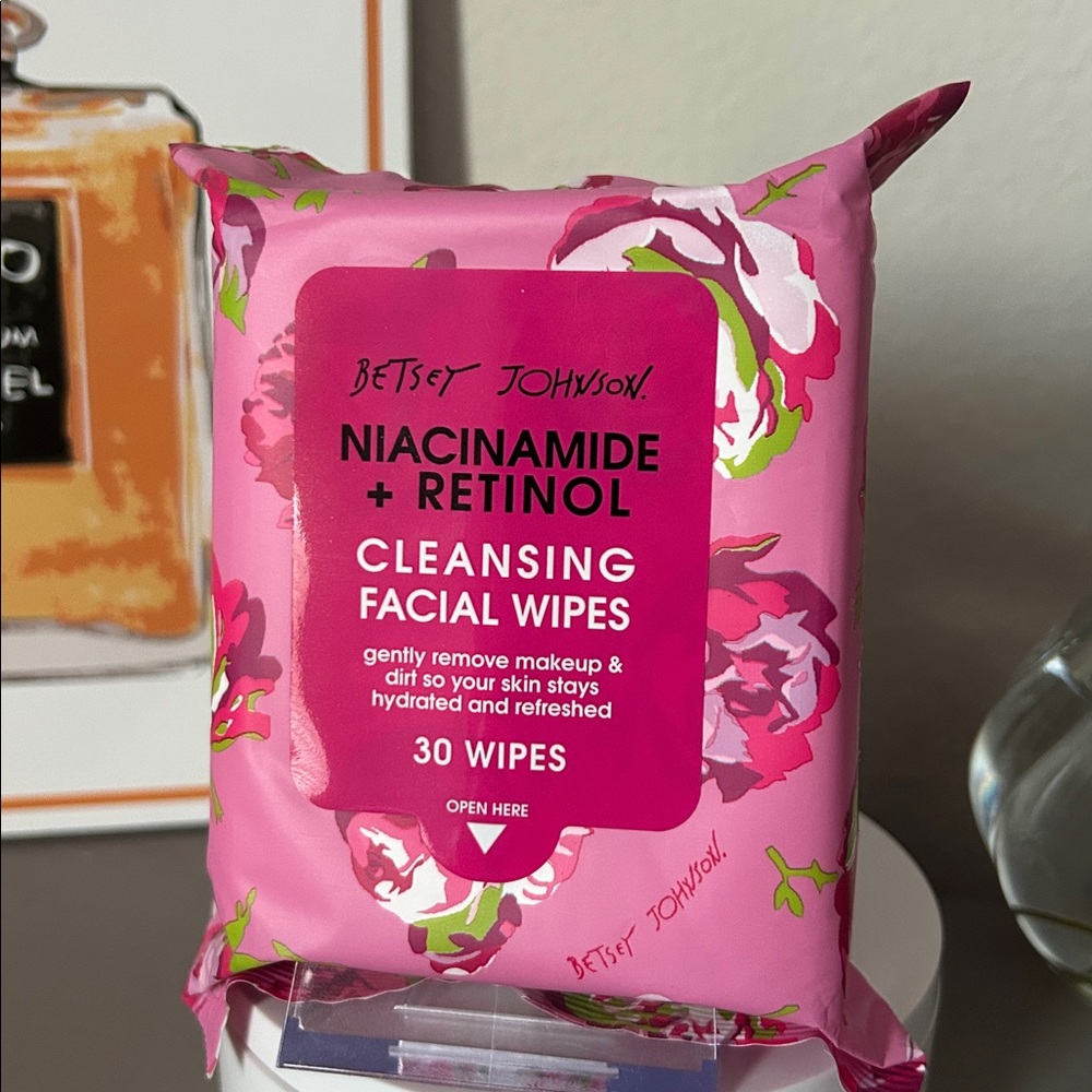 Betsey Johnson NIP Cleaning Facial Wipes -1 pk